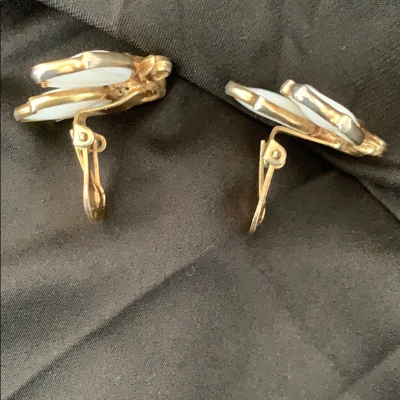 Vintage Trifari petal earrings - Picture 7 of 8